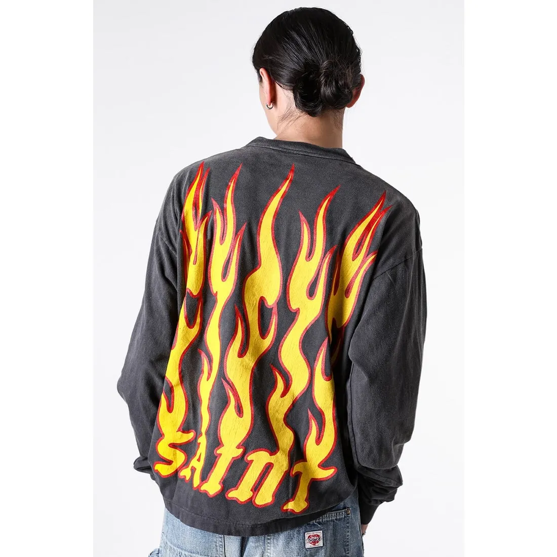 SAINT Mxxxxxx LS TEE/SOUL ON FIRE/BLK Soul flame/flame long sleeves, washed black S-XL, look for cylindrical fabrics with no side seams, don’t buy open ones anymore, boring Assute ready-made garments dyed, sprayed the whole thing with horse-hair spray, and then sprayed again to fade the color, the collar and cuffs are frayed, many places are torn, super large printing position, very difficult to print, complete accessories, with little angel anti-counterfeiting label